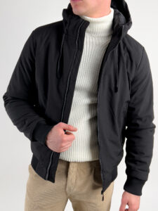 Giubbino tecnico con cappuccio e tasche frontali H3351 Nero1