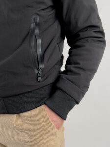 Giubbino tecnico con cappuccio e tasche frontali H3351 Nero4