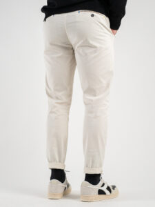 BL11 Pantalone chinos basico, leggero e morbido Panna (2)