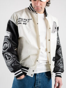 Bomber varsity in tessuto tecnico con maniche in ecopelle e applicazioni 3038 Bianco1