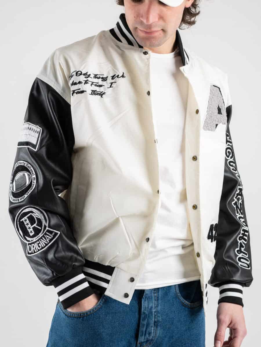 Bomber varsity in tessuto tecnico con maniche in ecopelle e applicazioni 3038 Bianco