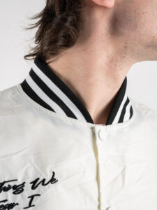 Bomber varsity in tessuto tecnico con maniche in ecopelle e applicazioni 3038 Bianco2