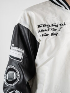 Bomber varsity in tessuto tecnico con maniche in ecopelle e applicazioni 3038 Bianco3