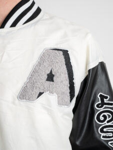 Bomber varsity in tessuto tecnico con maniche in ecopelle e applicazioni 3038 Bianco4