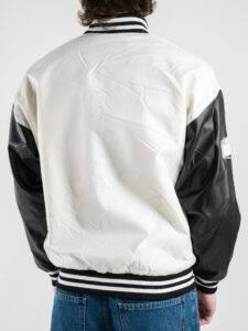 Bomber varsity in tessuto tecnico con maniche in ecopelle e applicazioni 3038 Bianco5