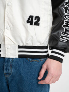 Bomber varsity in tessuto tecnico con maniche in ecopelle e applicazioni 3038 Bianco6