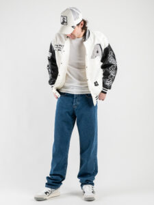 Bomber varsity in tessuto tecnico con maniche in ecopelle e applicazioni 3038 Bianco7
