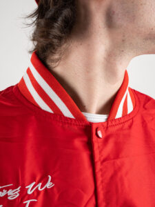 Bomber varsity in tessuto tecnico con maniche in ecopelle e applicazioni 3038 Rosso3