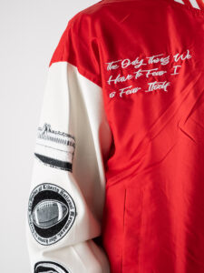 Bomber varsity in tessuto tecnico con maniche in ecopelle e applicazioni 3038 Rosso4