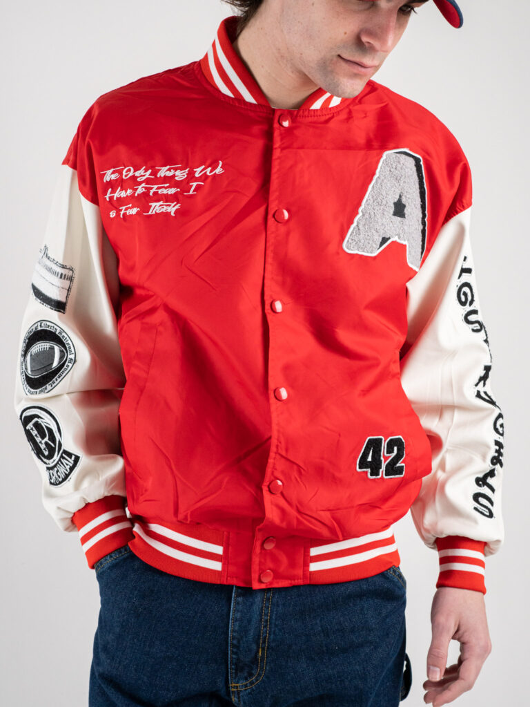 Bomber varsity in tessuto tecnico con maniche in ecopelle e applicazioni 3038 Rosso7 Bomber varsity in tessuto tecnico con maniche in ecopelle e applicazioni 3038 Rosso