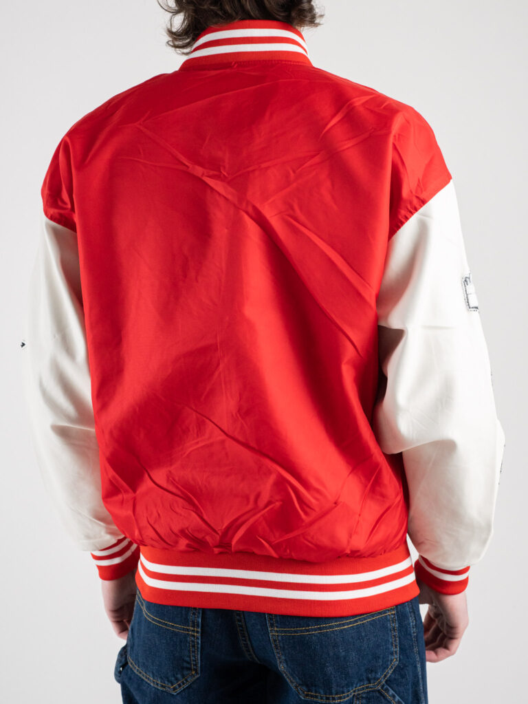 Bomber varsity in tessuto tecnico con maniche in ecopelle e applicazioni 3038 Rosso8 Bomber varsity in tessuto tecnico con maniche in ecopelle e applicazioni 3038 Rosso