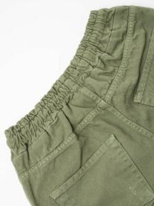 Jeans leggero cropped con coulisse e rotture CR2307 Verde militare1