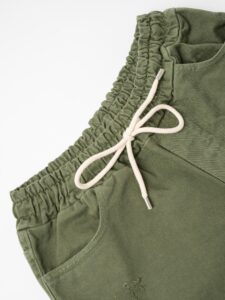 Jeans leggero cropped con coulisse e rotture CR2307 Verde militare3