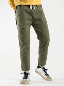 Jeans leggero cropped con coulisse e rotture CR2307 Verde militare4