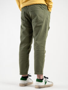 Jeans leggero cropped con coulisse e rotture CR2307 Verde militare5