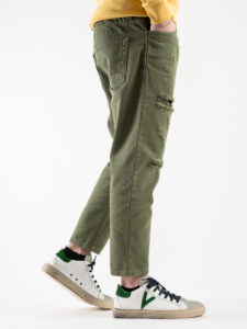 Jeans leggero cropped con coulisse e rotture CR2307 Verde militare6