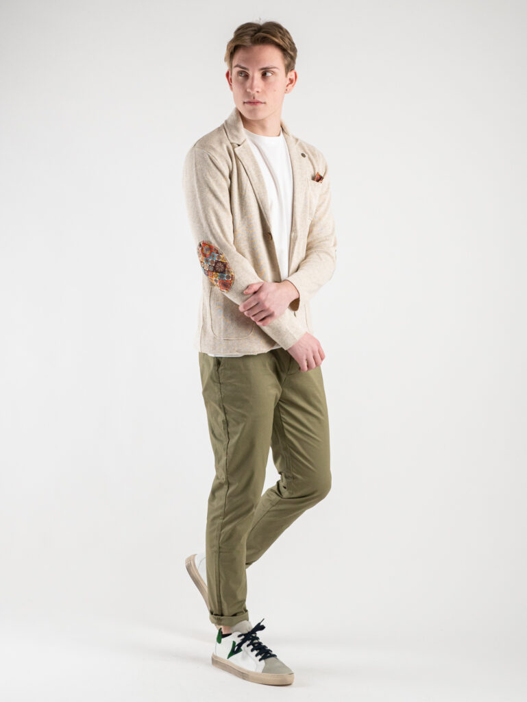 V2 Giacca in maglia leggera con pochettetasche frontali e toppe GUTT Sabbia3 Outfit