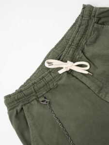 V2 Jeans DRILL con coulisse, piccole graffiature, pacht laterali e catenella Militare2