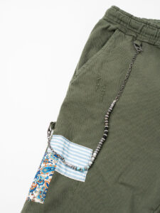 V2 Jeans DRILL con coulisse, piccole graffiature, pacht laterali e catenella Militare3