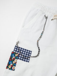 V2 Jeans DRILL con coulisse, piccole graffiature, pacht laterali e catenella Panna1
