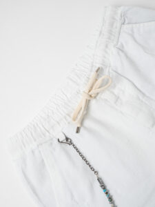 V2 Jeans DRILL con coulisse, piccole graffiature, pacht laterali e catenella Panna3