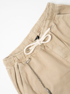 V2 Jeans DRILL con coulisse, piccole graffiature, pacht laterali e catenella Sabbia3