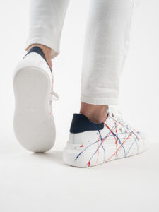 V2 Sneakers con inserto blu, schizzi di colore e borchie esterne BIANCA2