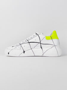 V2 Sneakers con inserto giallo fluo, schizzi di colore e borchie esterne BIANCA1