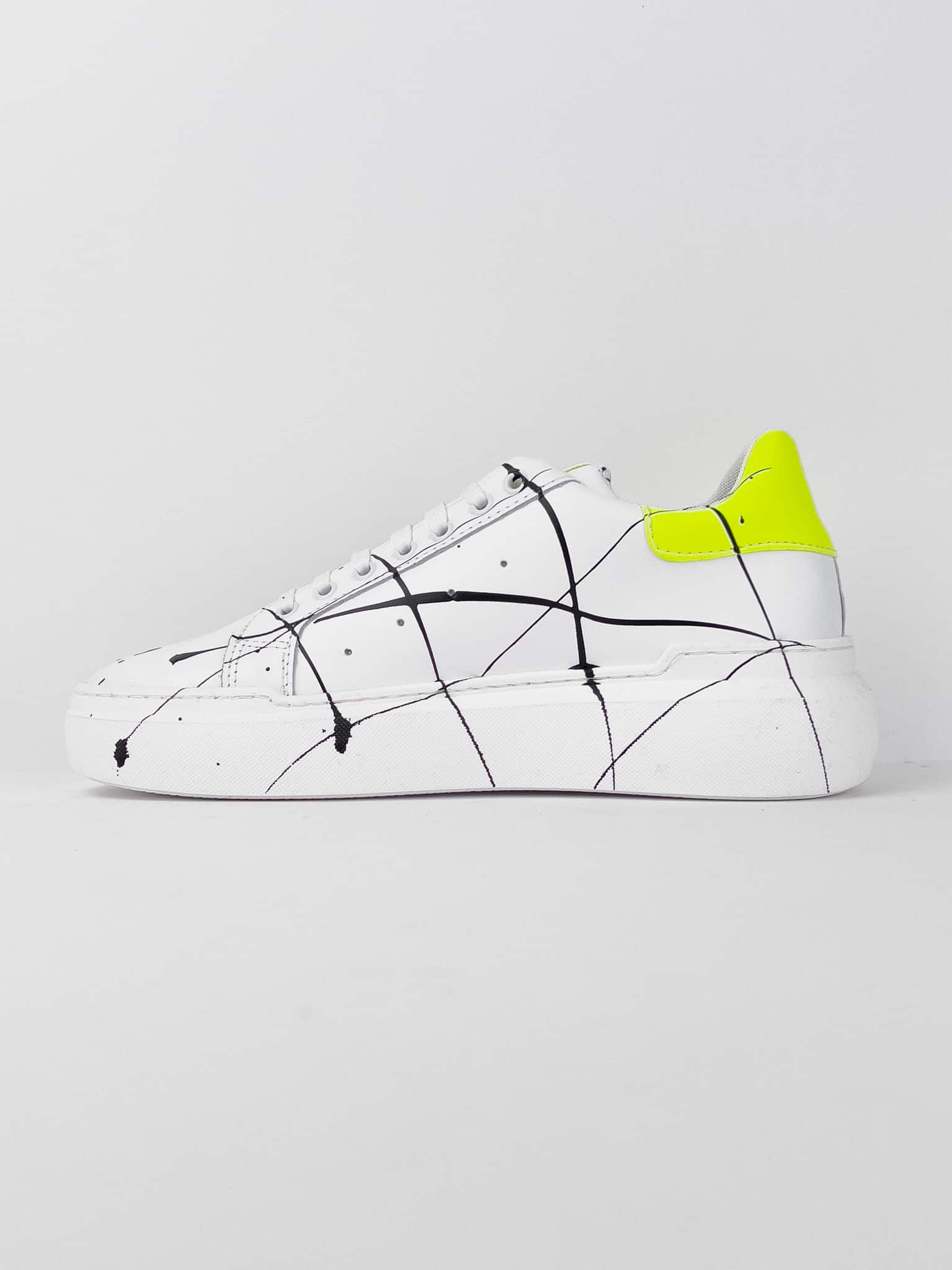 V2 Sneakers con inserto giallo fluo schizzi di colore e borchie esterne BIANCA Prezzo 0 00 Estasi Fashion
