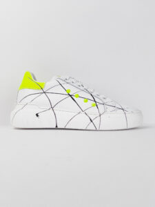 V2 Sneakers con inserto giallo fluo, schizzi di colore e borchie esterne BIANCA2
