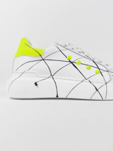 V2 Sneakers con inserto giallo fluo, schizzi di colore e borchie esterne BIANCA3