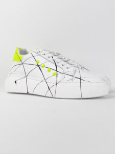 V2 Sneakers con inserto giallo fluo, schizzi di colore e borchie esterne BIANCA4