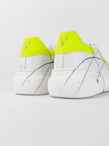 V2 Sneakers con inserto giallo fluo, schizzi di colore e borchie esterne BIANCA5