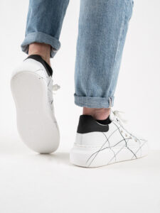V2 Sneakers con inserto nero, schizzi di colore e borchie esterne BIANCA2