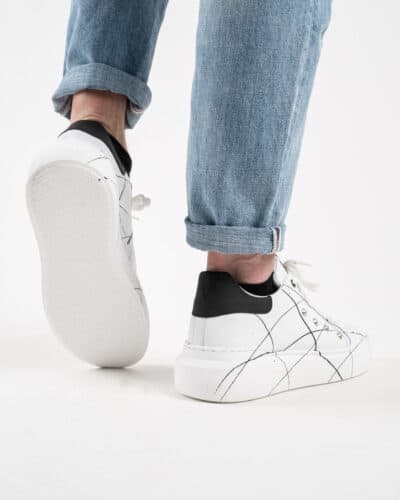V2 Sneakers con inserto nero schizzi di colore e borchie esterne