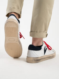V2 Sneakers in pelle bianca con V a contrasto, tallone in camoscio blu e linguetta grigia1