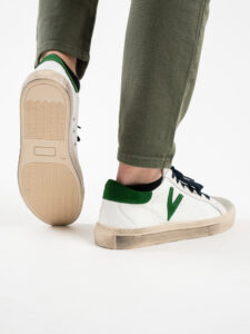 V2 Sneakers in pelle bianca con V a contrasto, tallone in camoscio verde e linguetta grigia2
