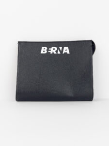 BERNA Pochette in ecopelle con zip e logo frontale 230253 Nera1