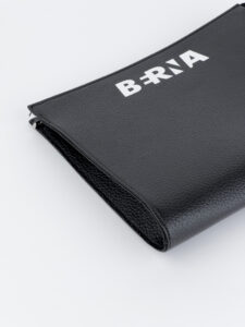 BERNA Pochette in ecopelle con zip e logo frontale 230253 Nera2