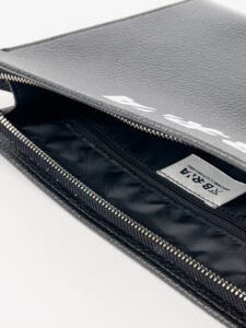 BERNA Pochette in ecopelle con zip e logo frontale 230253 Nera3