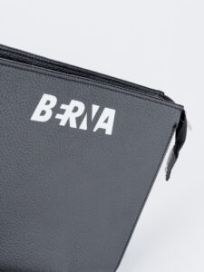 BERNA Pochette in ecopelle con zip e logo frontale 230253 Nera4
