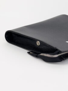 BERNA Pochette in ecopelle con zip e logo frontale 230253 Nera5