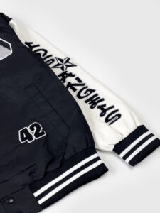 Bomber varsity in tessuto tecnico con maniche in ecopelle e applicazioni 3038 Nero-Bianco2