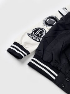 Bomber varsity in tessuto tecnico con maniche in ecopelle e applicazioni 3038 Nero-Bianco4