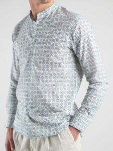 ESTASI Camicia coreana in cotone bianca con fantasia maiolica LEVANTE Azzurra1