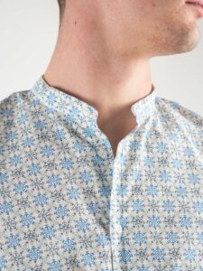 ESTASI Camicia coreana in cotone bianca con fantasia maiolica LEVANTE Azzurra2