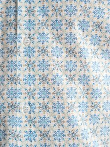 ESTASI Camicia coreana in cotone bianca con fantasia maiolica LEVANTE Azzurra3