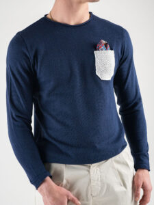 V2 Maglione leggero con taschino a contrasto e pochette MALGBL Blu1