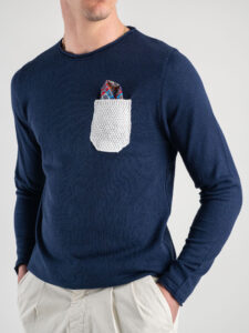 V2 Maglione leggero con taschino a contrasto e pochette MALGBL Blu2
