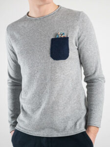V2 Maglione leggero con taschino a contrasto e pochette MALGBL Grigio1